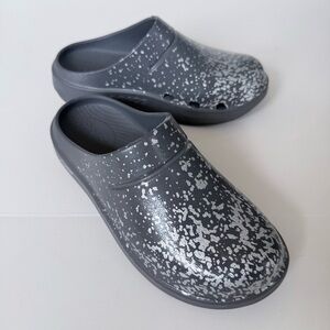 OOFOS Gray and White Speckled Clogs